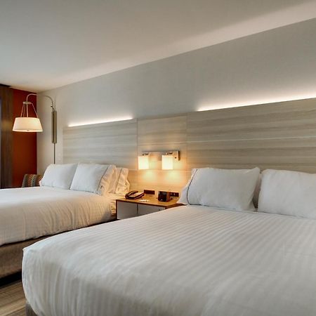 Holiday Inn Express & Suites Galesburg By Ihg Bagian luar foto