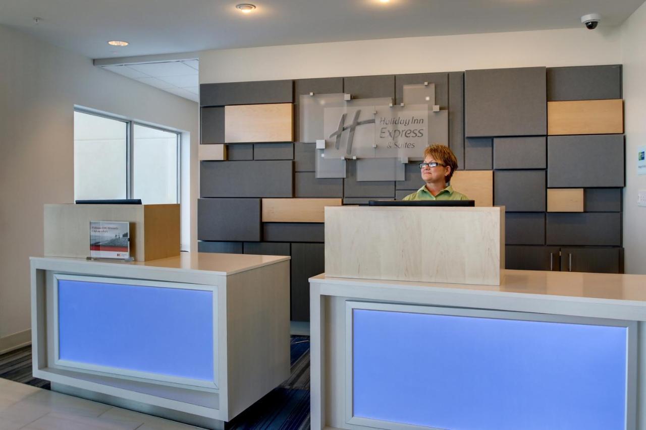 Holiday Inn Express & Suites Galesburg By Ihg Bagian luar foto