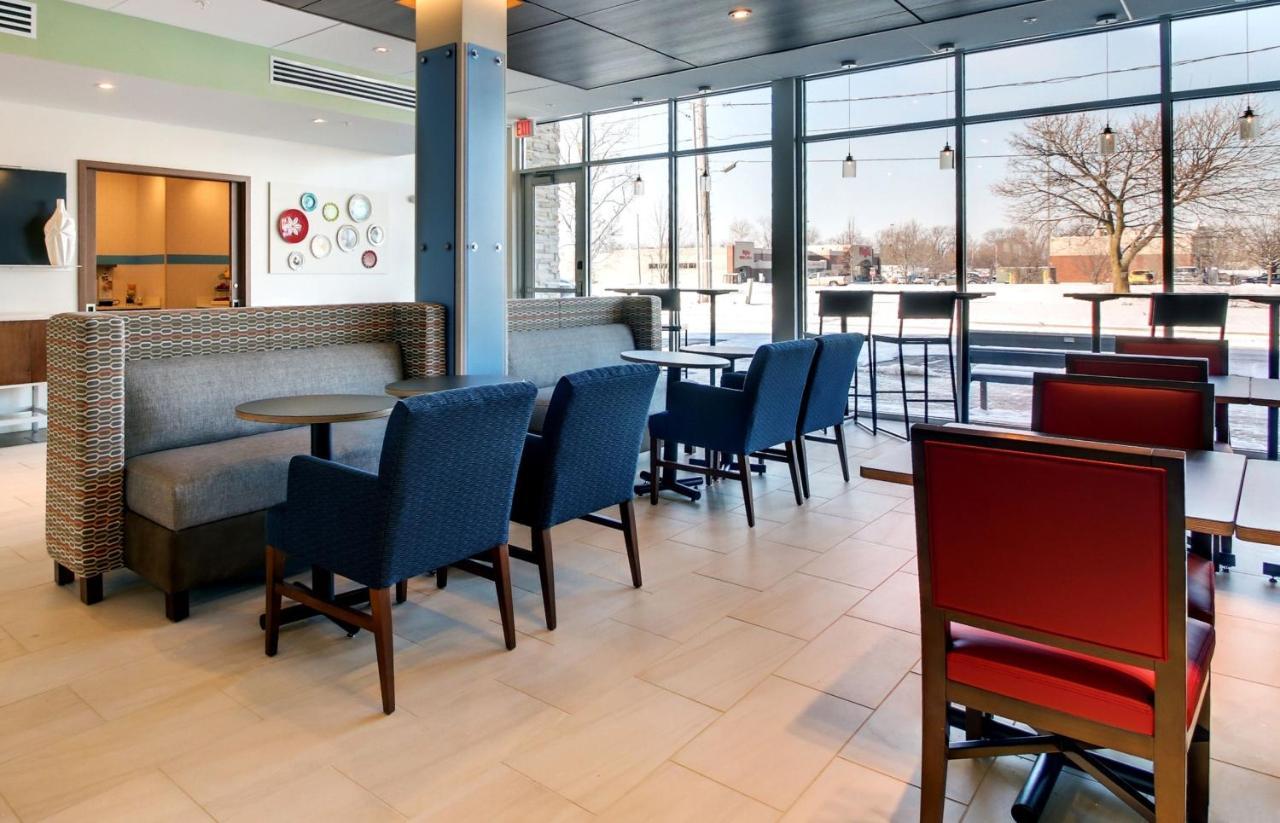 Holiday Inn Express & Suites Galesburg By Ihg Bagian luar foto