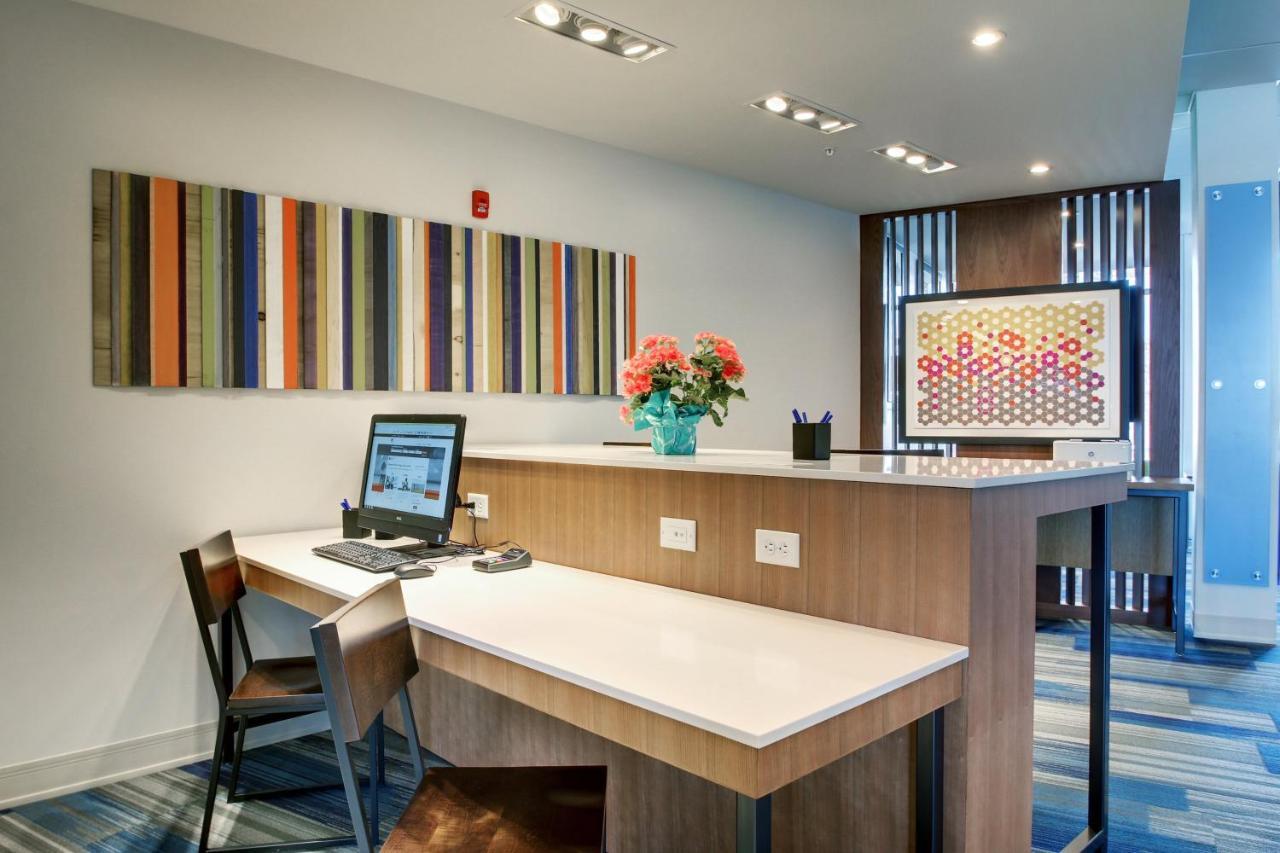Holiday Inn Express & Suites Galesburg By Ihg Bagian luar foto