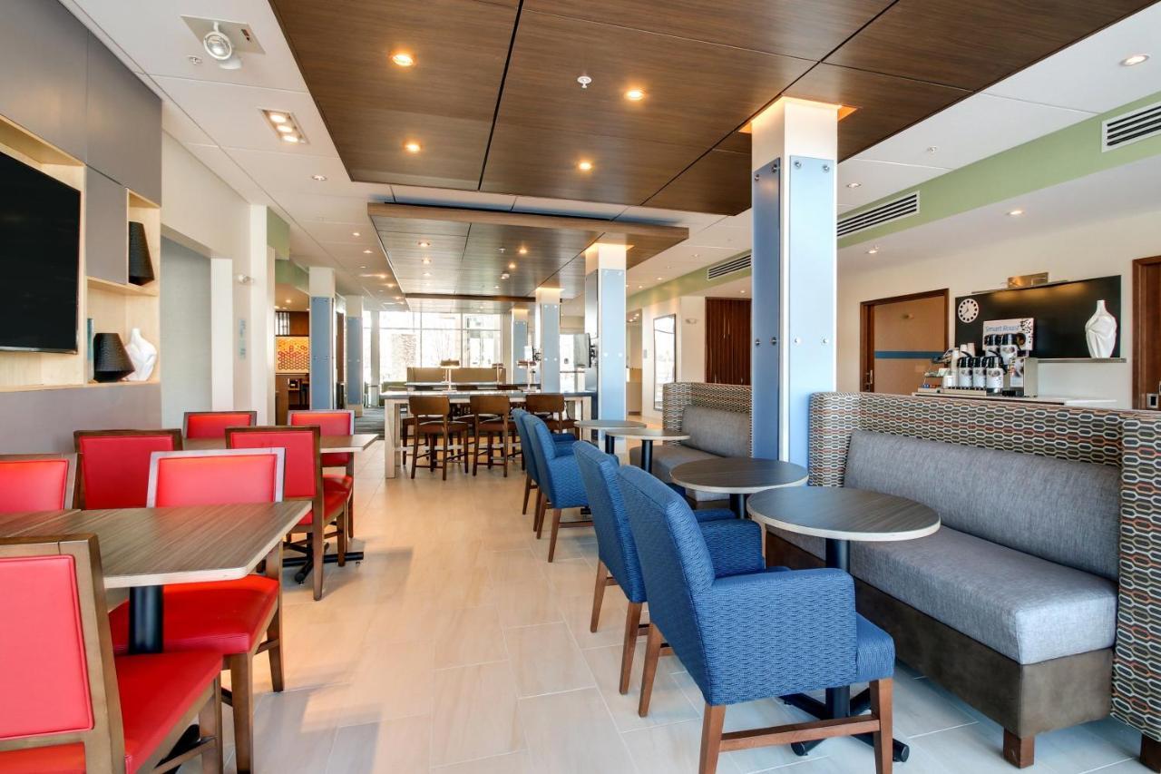 Holiday Inn Express & Suites Galesburg By Ihg Bagian luar foto