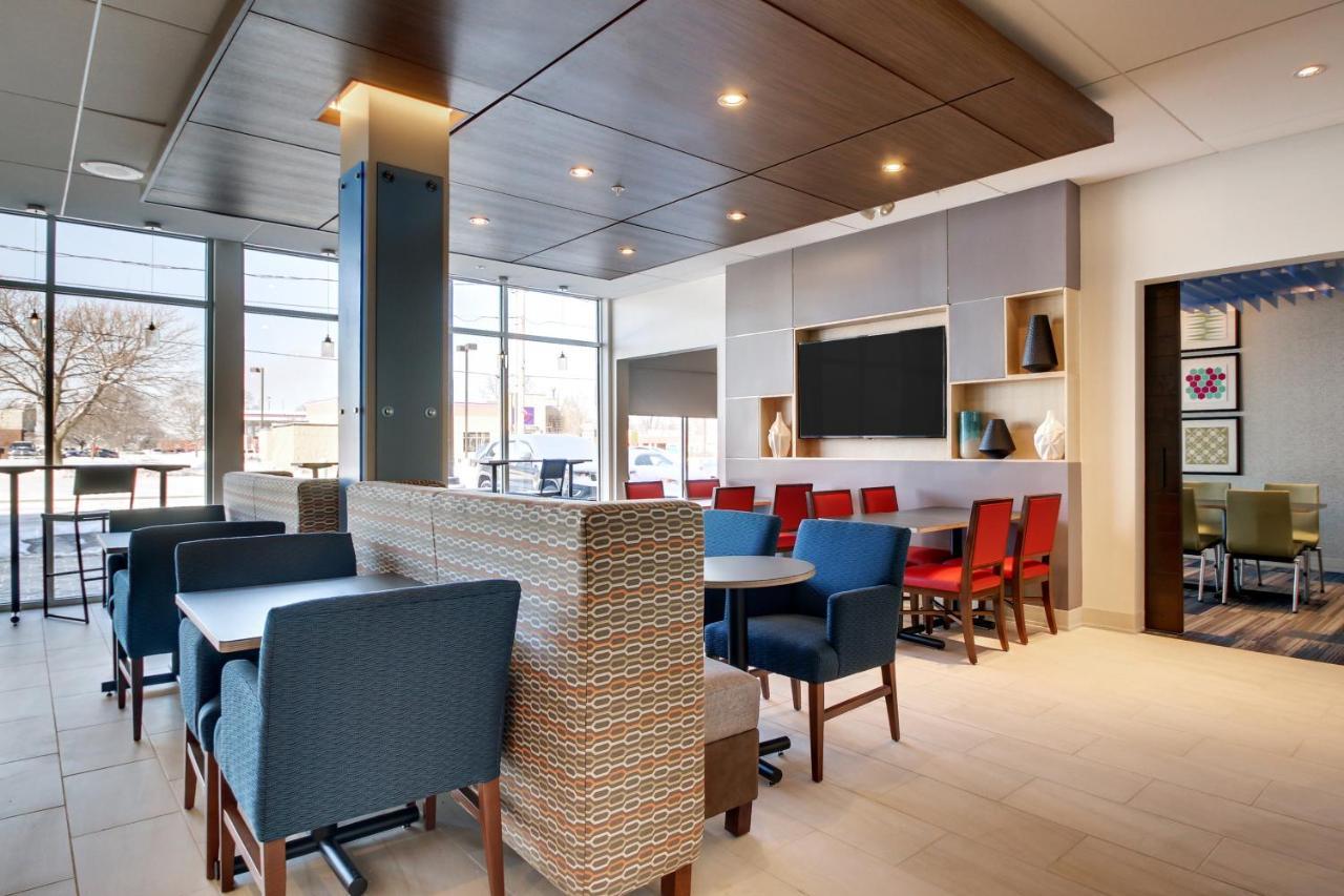 Holiday Inn Express & Suites Galesburg By Ihg Bagian luar foto