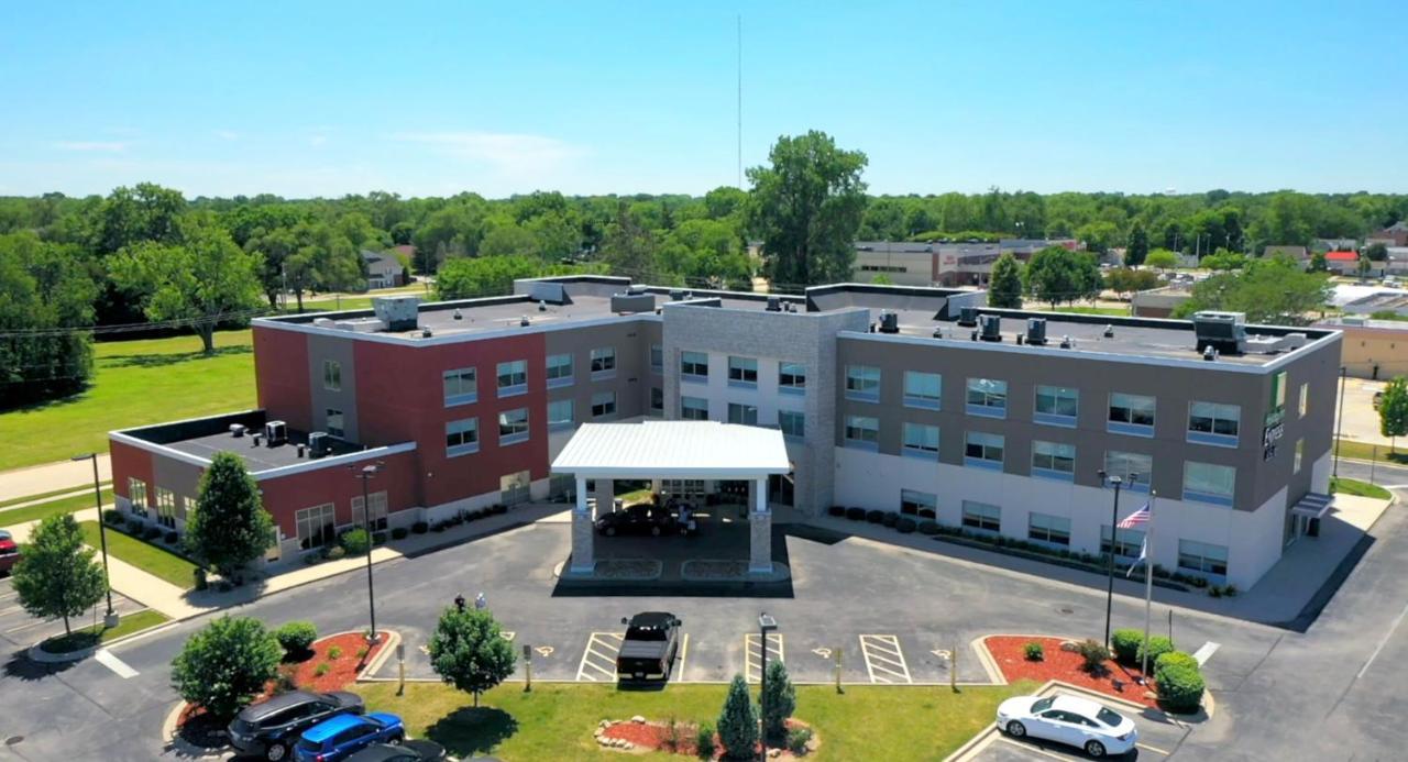 Holiday Inn Express & Suites Galesburg By Ihg Bagian luar foto