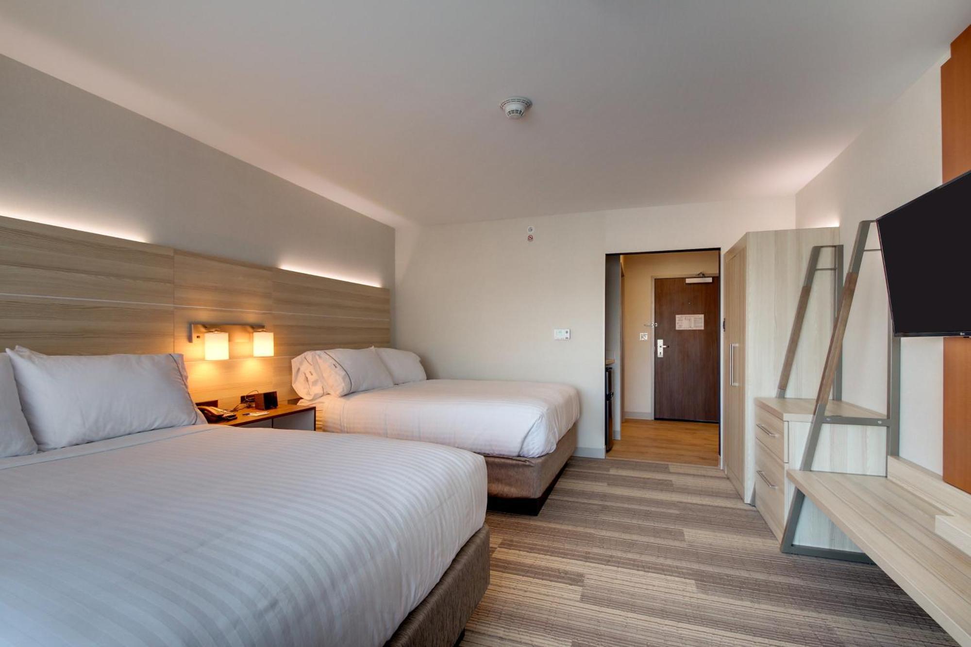 Holiday Inn Express & Suites Galesburg By Ihg Bagian luar foto