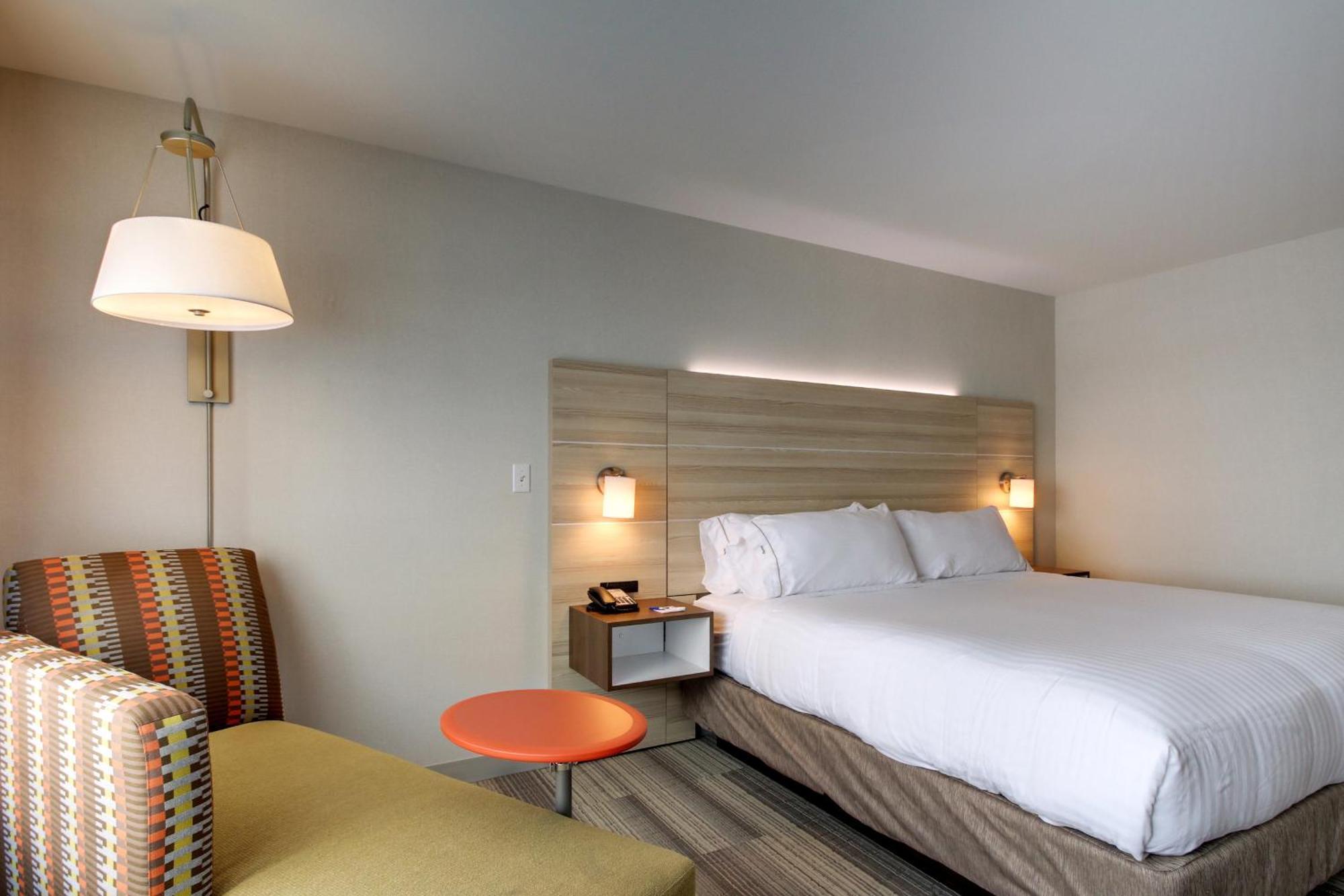 Holiday Inn Express & Suites Galesburg By Ihg Bagian luar foto
