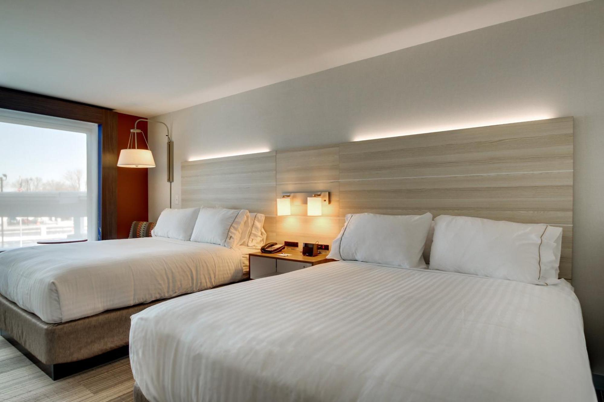 Holiday Inn Express & Suites Galesburg By Ihg Bagian luar foto