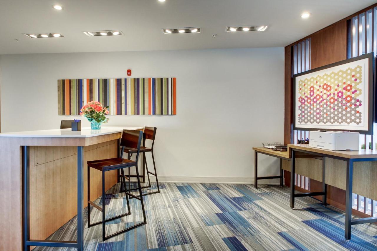 Holiday Inn Express & Suites Galesburg By Ihg Bagian luar foto
