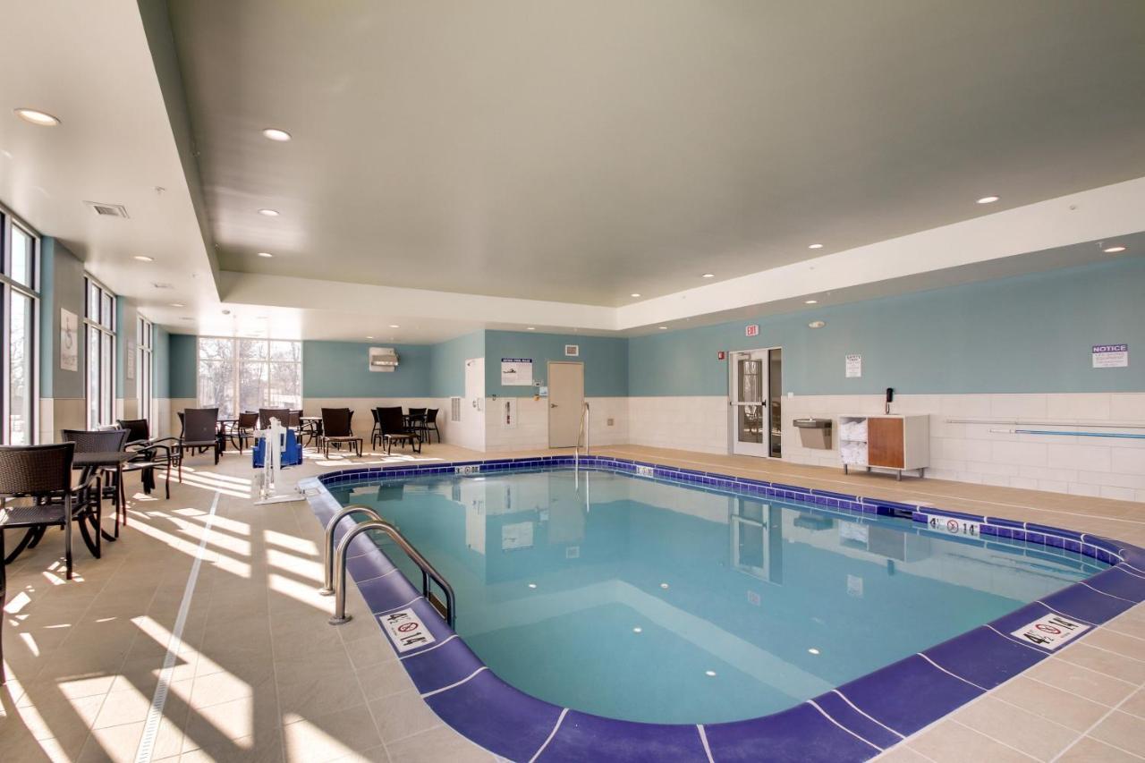 Holiday Inn Express & Suites Galesburg By Ihg Bagian luar foto