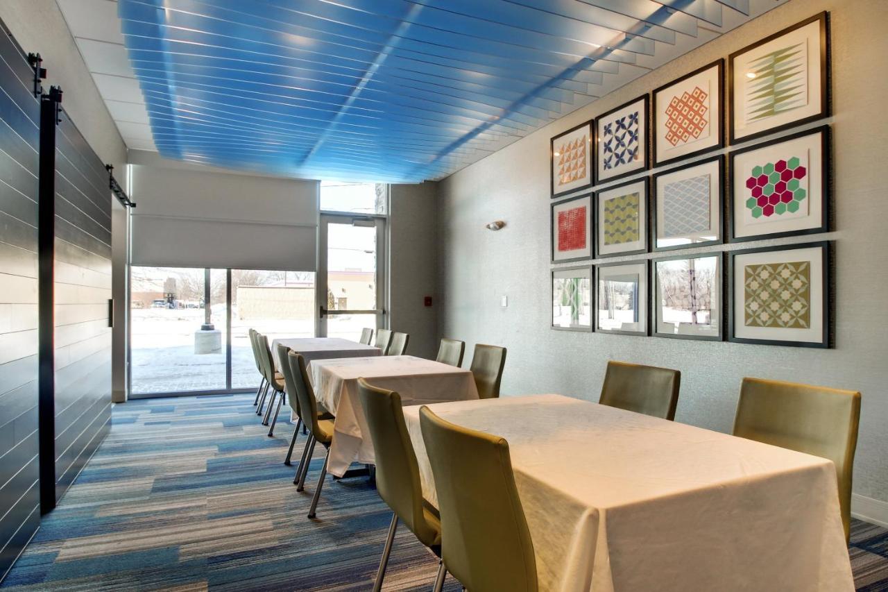 Holiday Inn Express & Suites Galesburg By Ihg Bagian luar foto