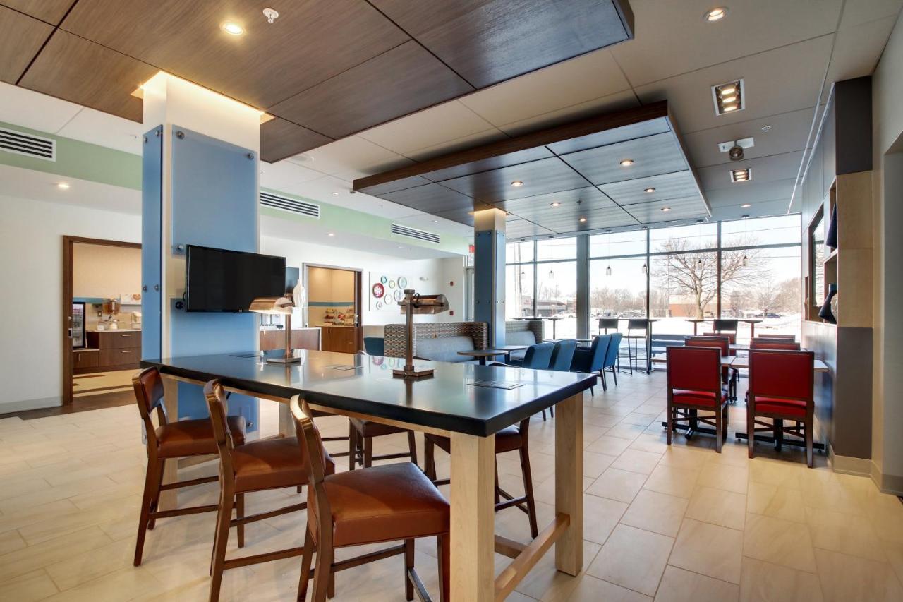 Holiday Inn Express & Suites Galesburg By Ihg Bagian luar foto