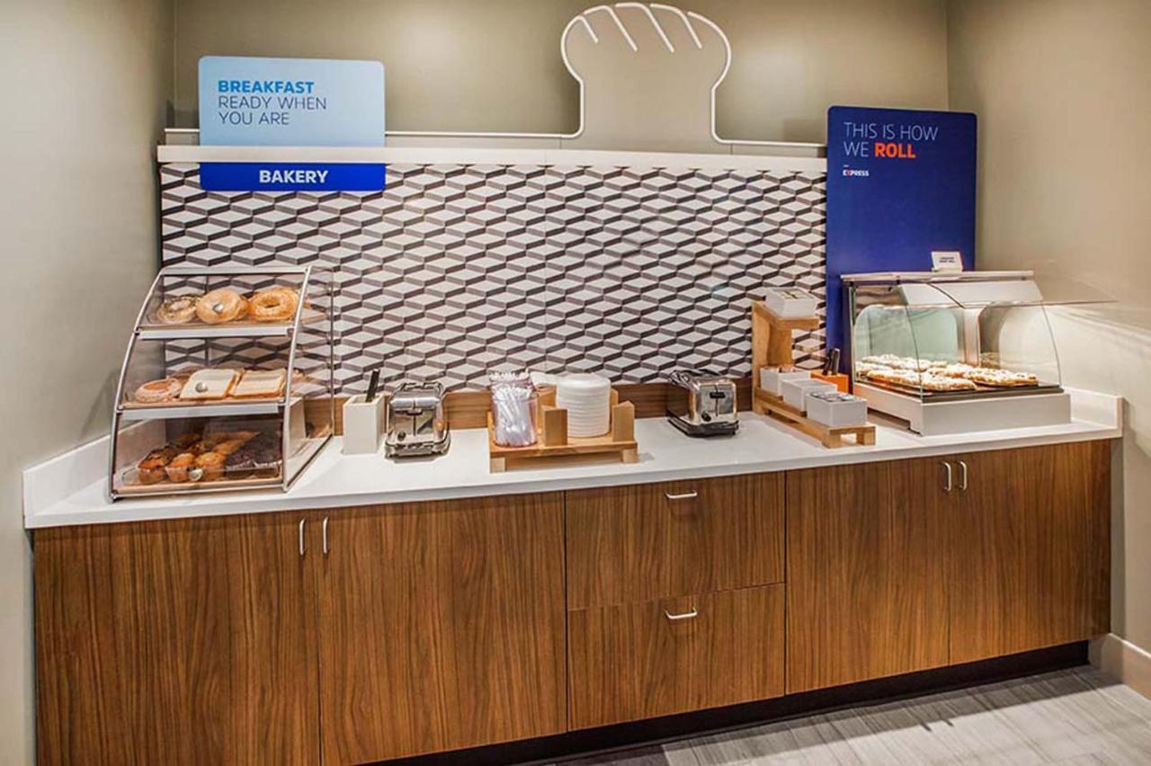 Holiday Inn Express & Suites Galesburg By Ihg Bagian luar foto