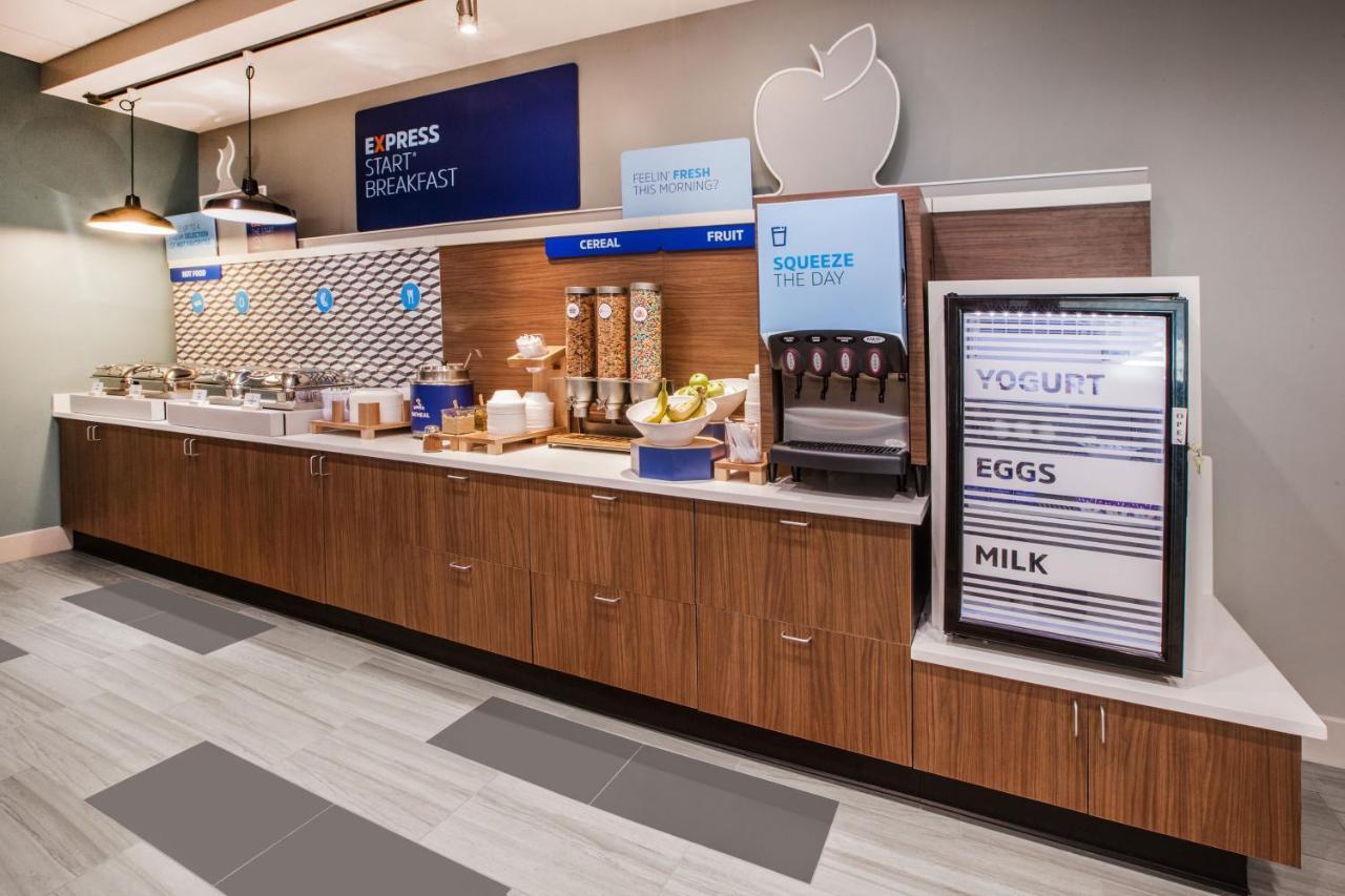 Holiday Inn Express & Suites Galesburg By Ihg Bagian luar foto